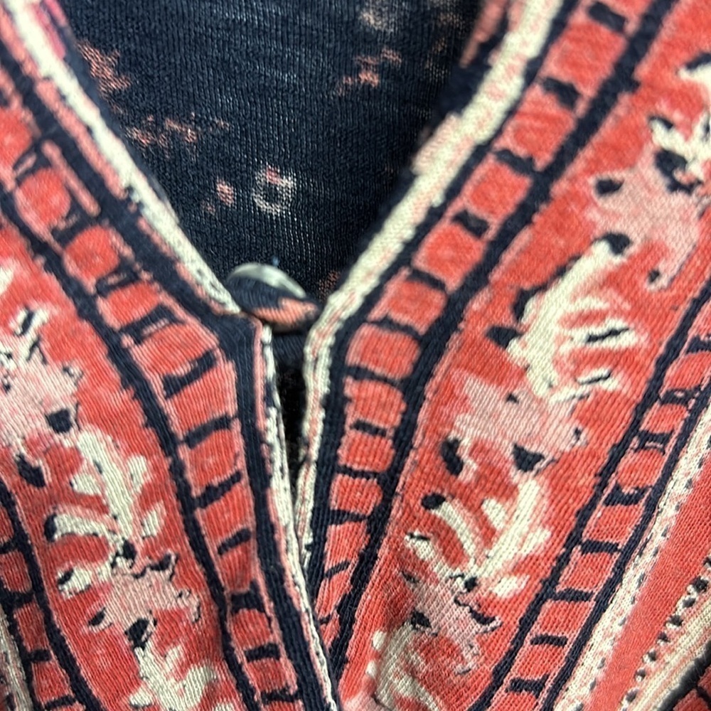 Lucky Brand Women’s Wrap Front Top Size XL Navy Red Mixed Print Elastic Waist - Picture 10 of 10